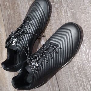 Brava mens silver and black soccer shoes. Mint condition. Size 9